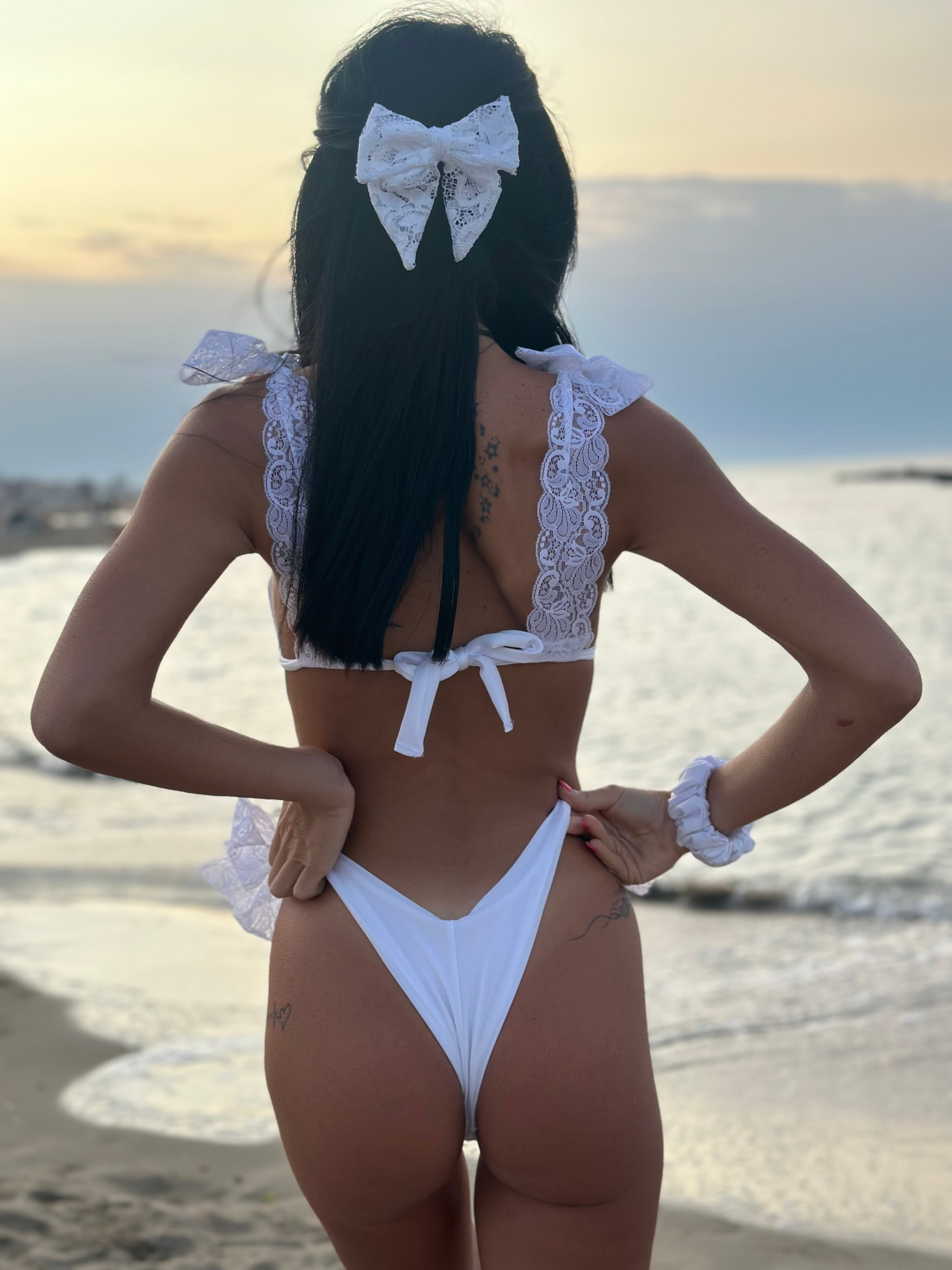 Bikini a triangolo con fiocchi in pizzo